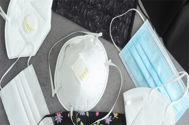 A Ômicron é muito feroz e a Europa emite ordens mais rígidas de uso de máscaras