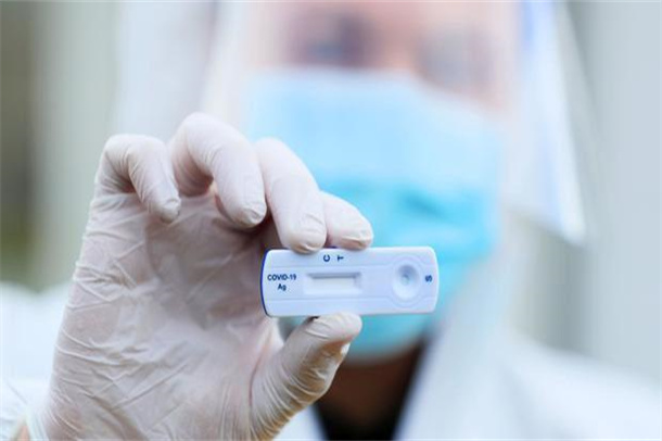 FDA diz que os testes de antígeno da Covid-19 podem ser menos sensíveis à variante Ômicron, mas ainda são uma ferramenta importante