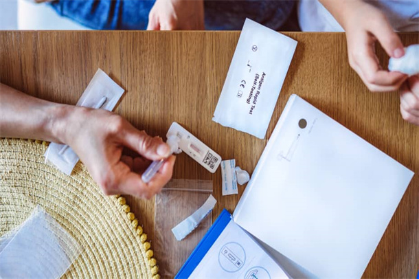 Mais de 130 mil novos casos de COVID-19 confirmados, Agência Nacional de Vigilância Sanitária (Anvisa) aprovou segundo reagente para autoteste de COVID-19